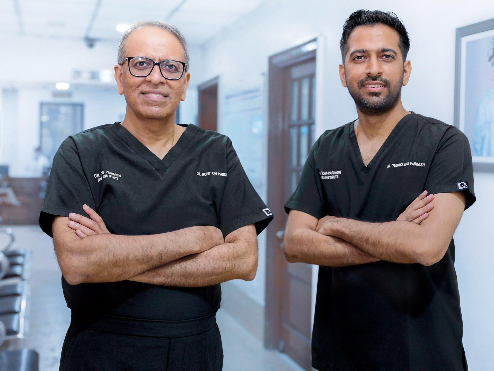 Rohit Om Parkash醫生及Tushya Om Parkash醫生。