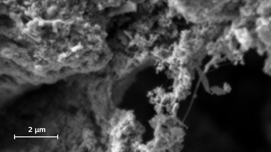 Catalyst particles imaged at high magnification and low kV (left: Tungsten, right: LaB6). At challenging imaging conditions, LaB6 users benefit from up to 10 times more beam brightness, resulting in improved image resolution and contrast.