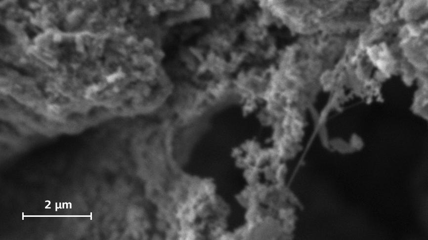Catalyst particles imaged at high magnification and low kV (left: Tungsten, right: LaB6). At challenging imaging conditions, LaB6 users benefit from up to 10 times more beam brightness, resulting in improved image resolution and contrast.