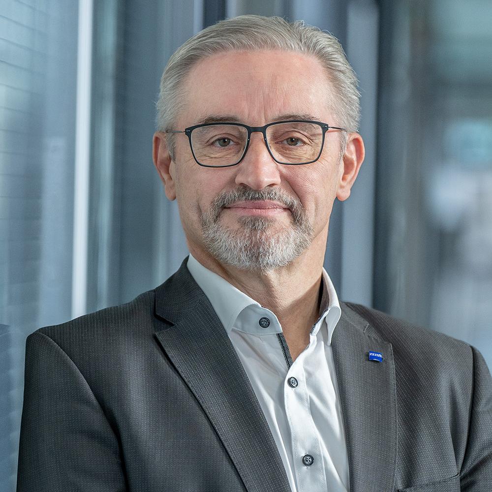 位於德國上科亨市的蔡司半導體製造科技的技術長Thomas Stammler博士的照片