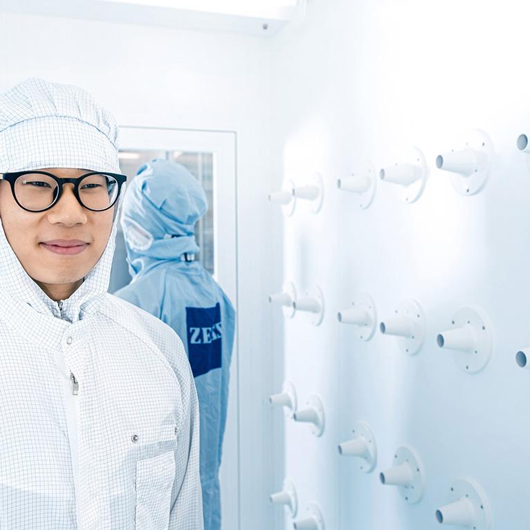 無塵室內的蔡司半導體員工 