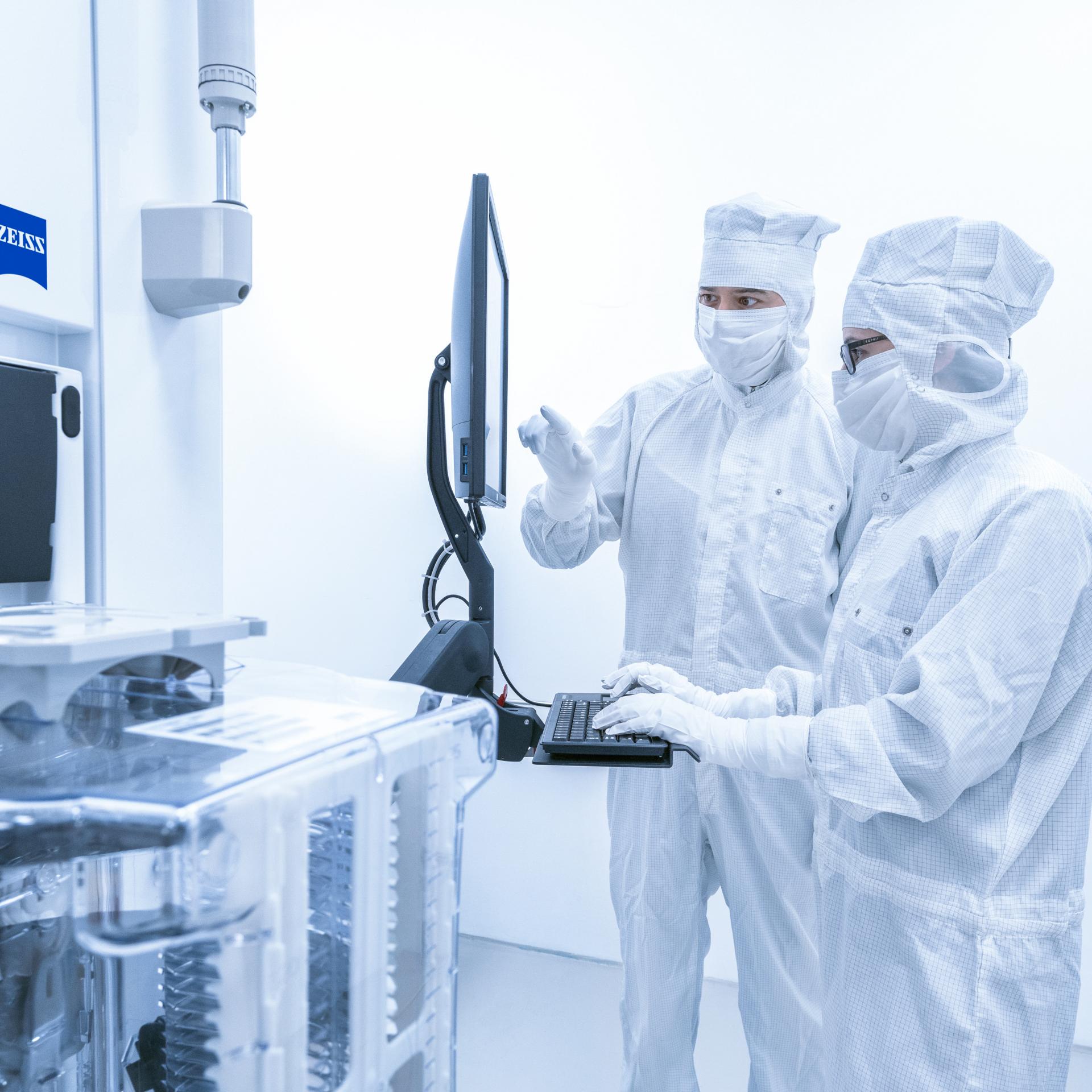 半導體製程控制解決方案部門的兩名員工在蔡司半導體無塵室內工作
