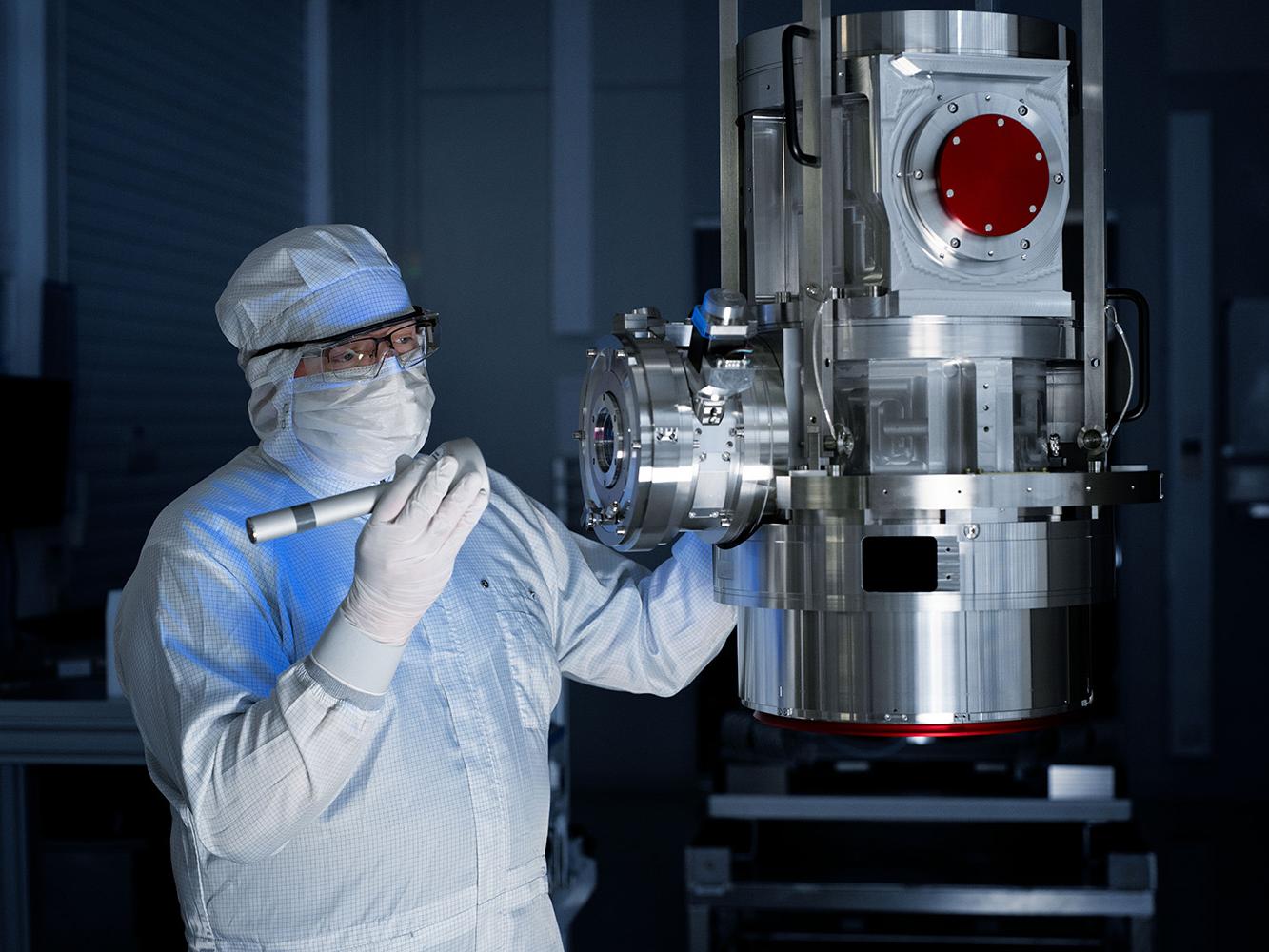 An employee works on a waferinspection module in the darkroom at the ZEISS Semiconductor Manufacturing Technology.