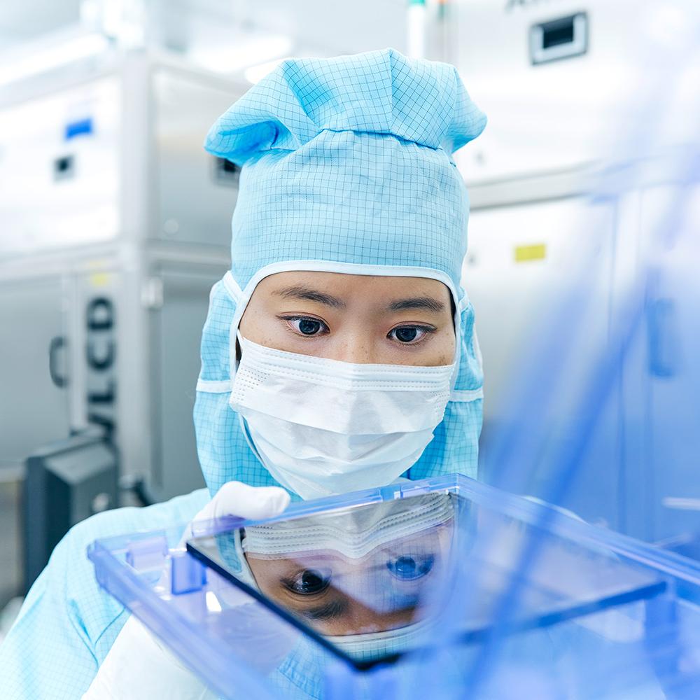 一名員工在蔡司SMT潔淨室中處理光罩。