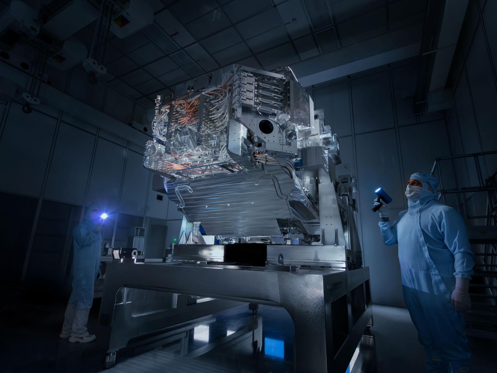 Employees of ZEISS Semiconductor Manufacturing Technology during black light inspection in the cleanroom.