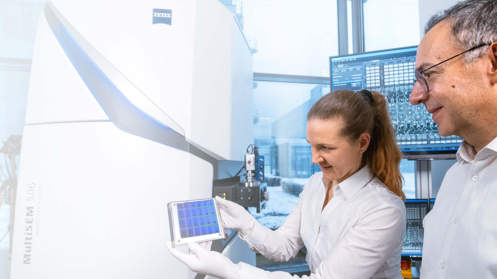 蔡司半導體的兩名員工正在處理產品控制解決方案部門的MultiSEM