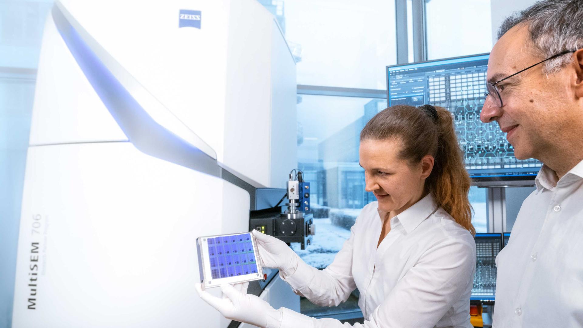 蔡司半導體的兩名員工正在處理產品控制解決方案部門的MultiSEM