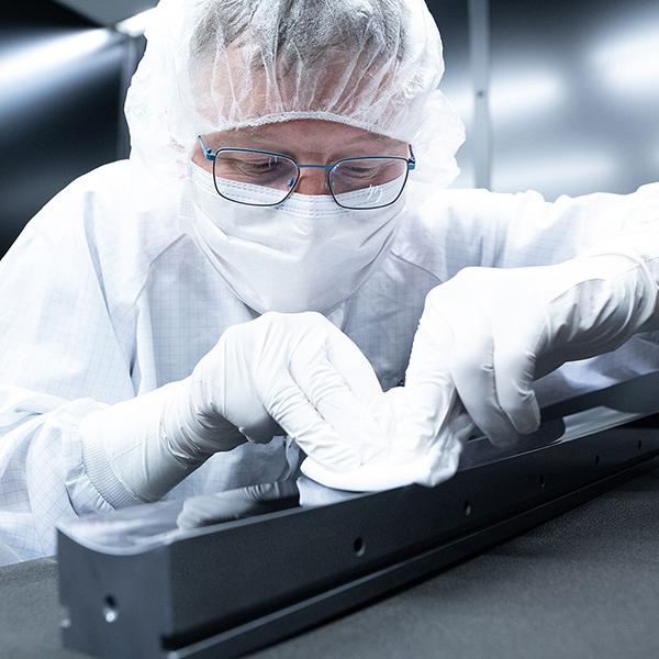 一名員工正在清潔X光物鏡同步加速器光學元件