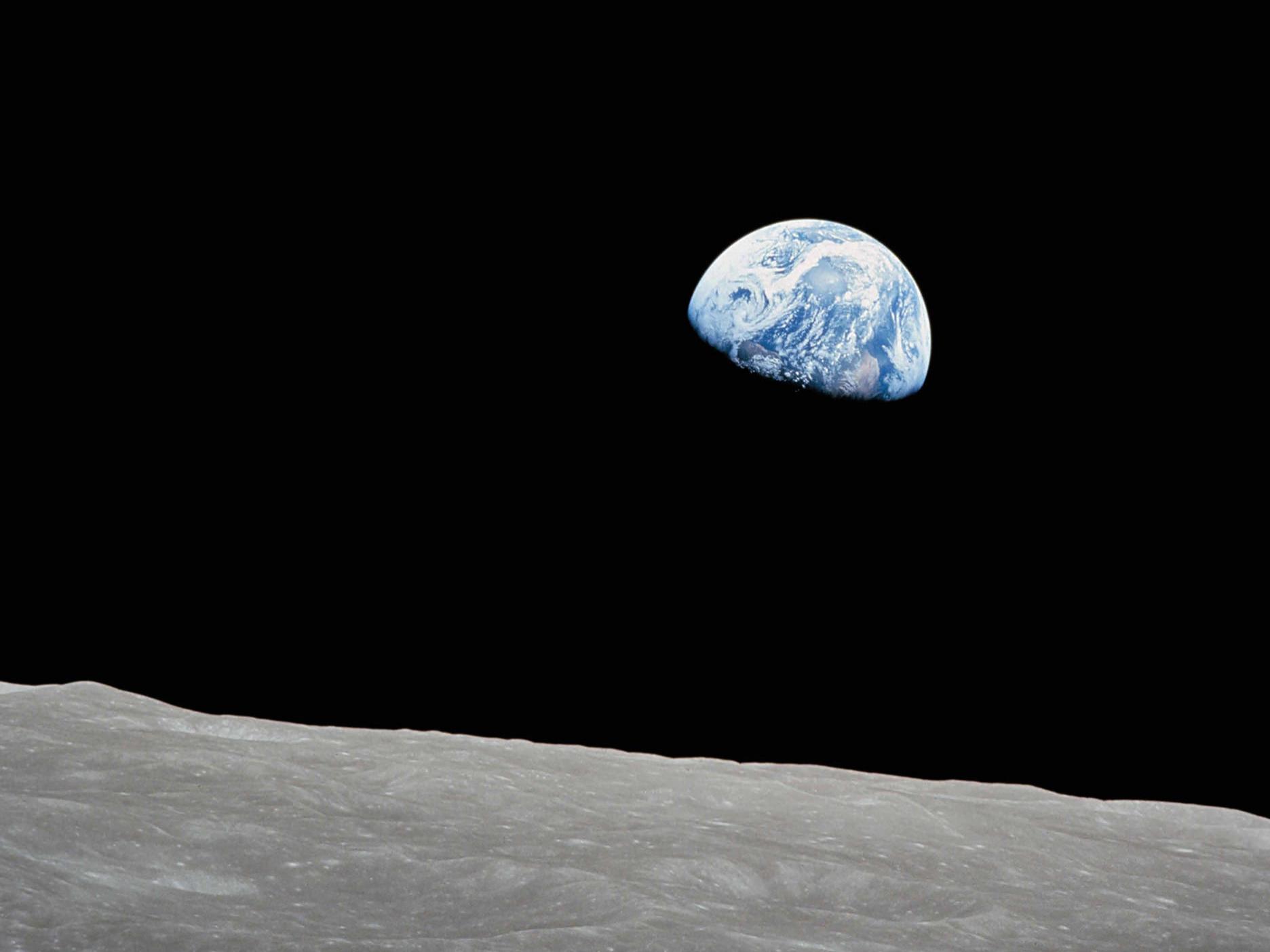 站在月球表面看地球的透視圖。