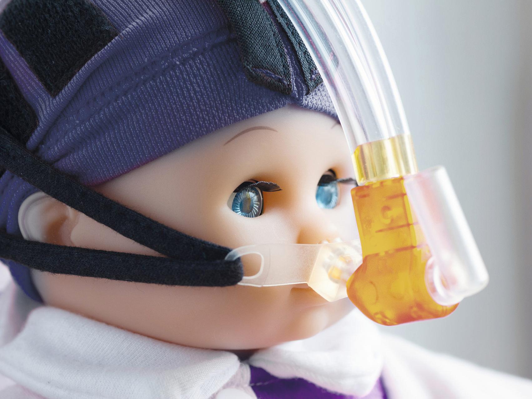 戴著呼吸面罩的娃娃臉的特寫。