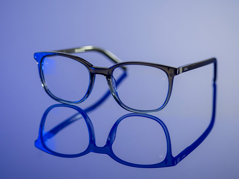 藍色閃亮表面的透明眼鏡。