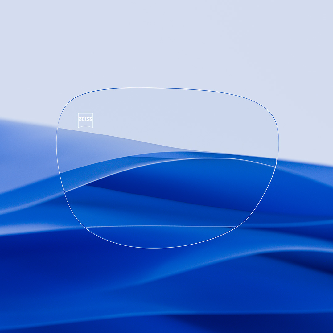 分裂式鏡片，一面清晰乾淨，採用蔡司 DuraVision 技術，另一面有刮痕。