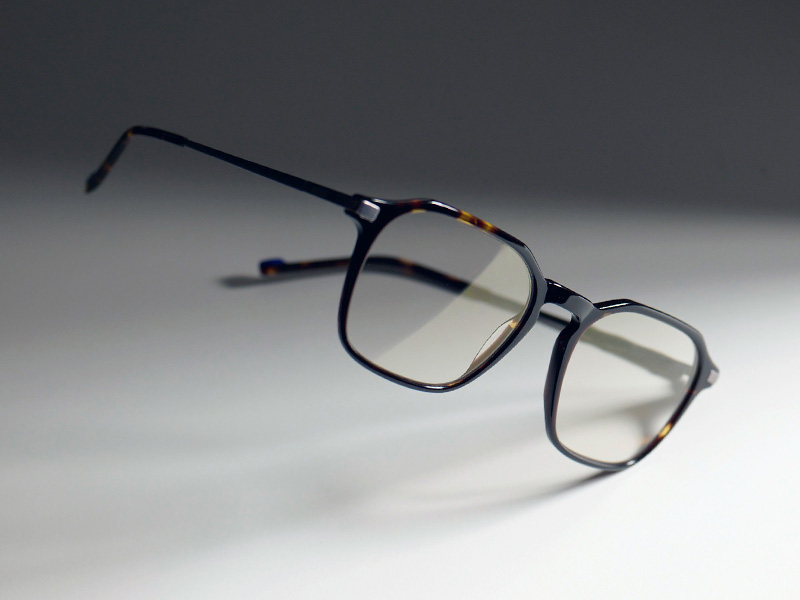 這是棕色鏡框中的透明眼鏡圖片，帶有蔡司 DuraVision Gold UV 微妙的金色色調。