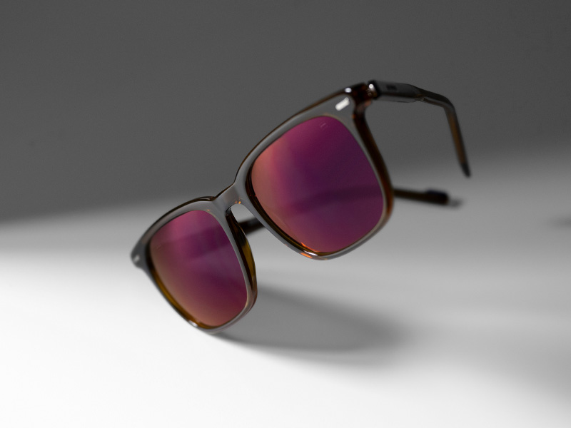 採用蔡司 蔡司鑽立方曜金鍍膜鏡片鍍膜的勃根地紅色太陽鏡片。