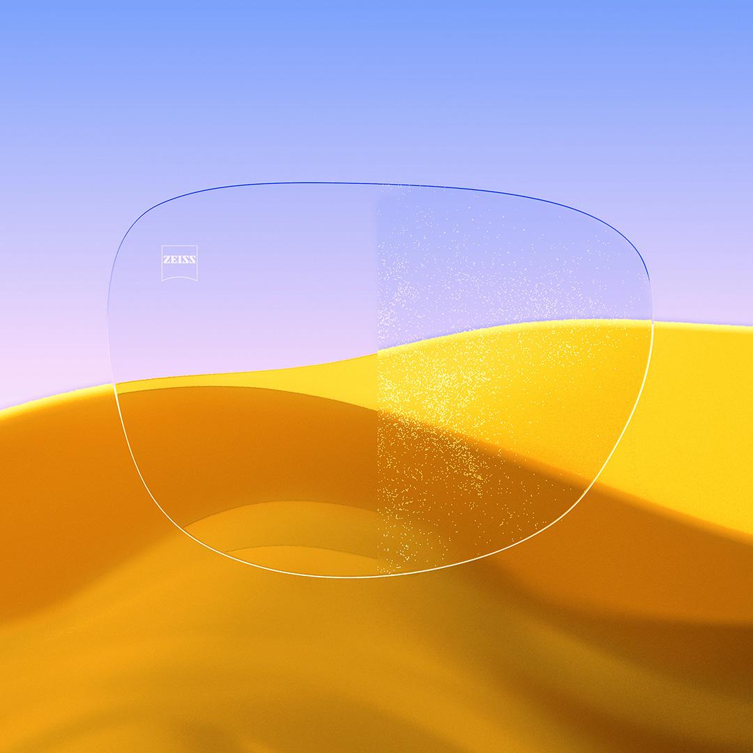 分裂式眼鏡片，一面清晰乾淨，採用蔡司 DuraVision Gold UV 技術，另一面則佈滿灰塵。