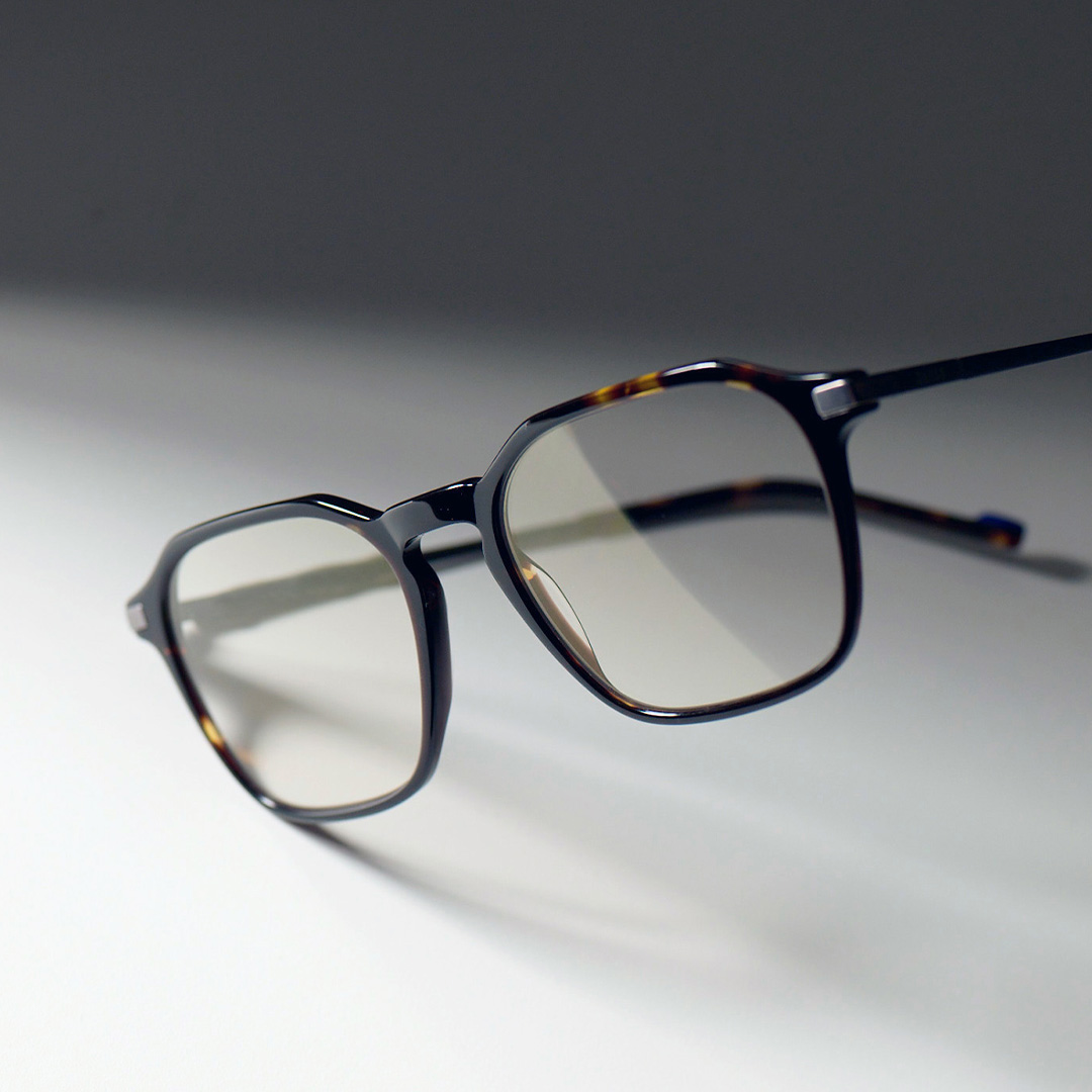 帶有灰色背景的眼鏡圖像。