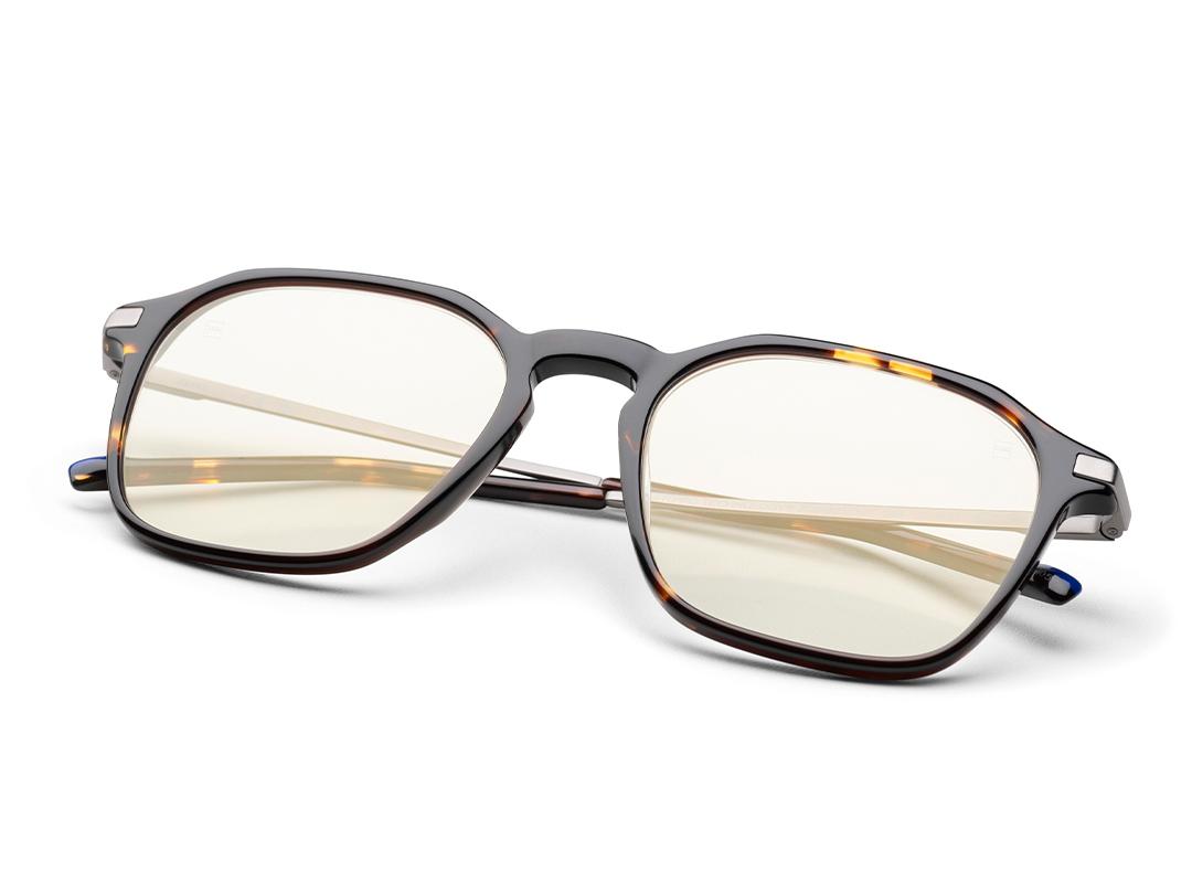 棕色鏡框中的透明眼鏡圖片，帶有蔡司 DuraVision Gold UV 微妙的金色色調。