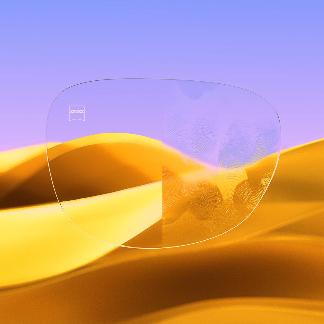 分裂式眼鏡片，一面清晰乾淨，採用蔡司 DuraVision Gold UV 鏡片，另一面則沾滿指紋。