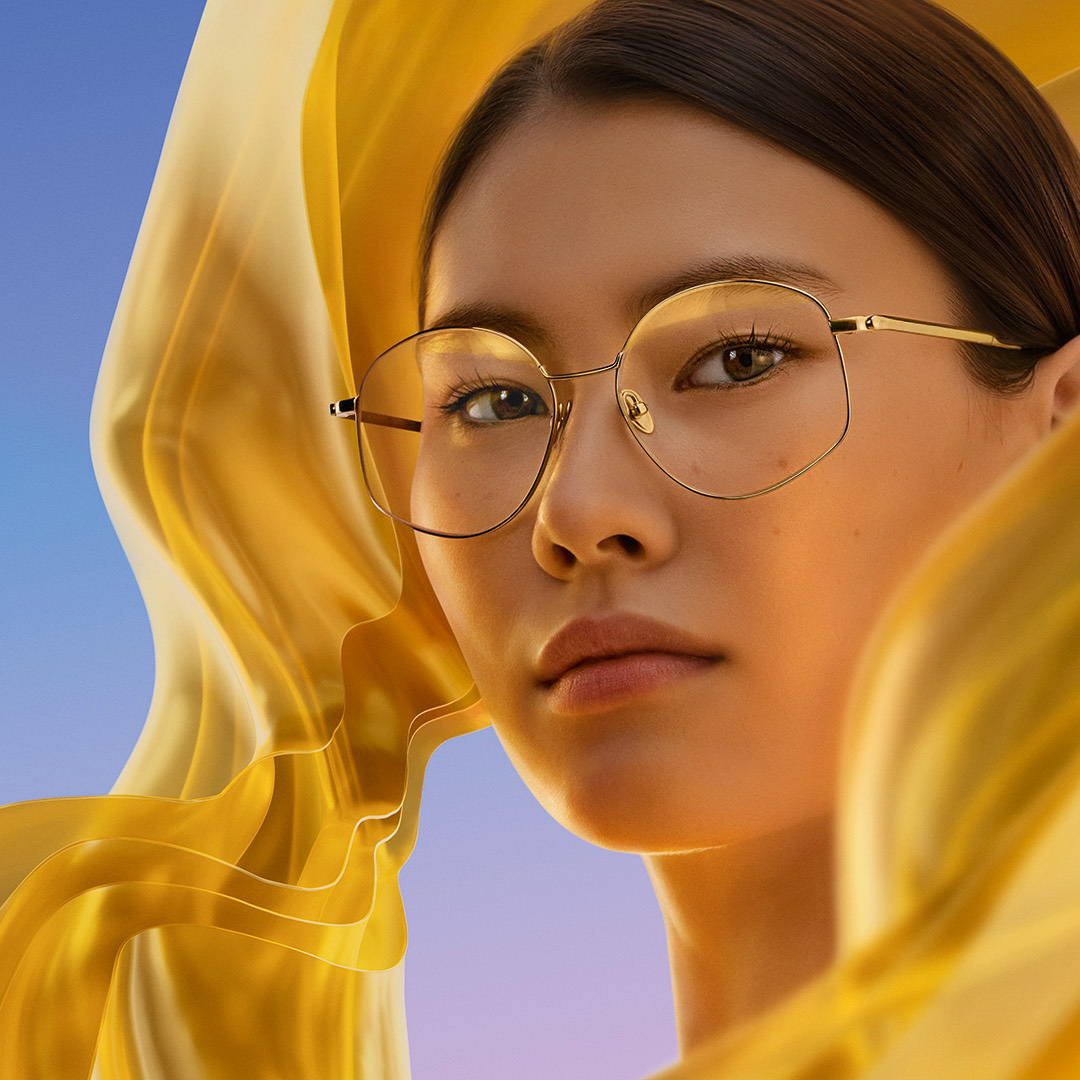 戴著帶有蔡司 DuraVision Gold UV 防反射鏡片鍍膜鏡片的女士，鏡片上呈現出微妙的金色反光。