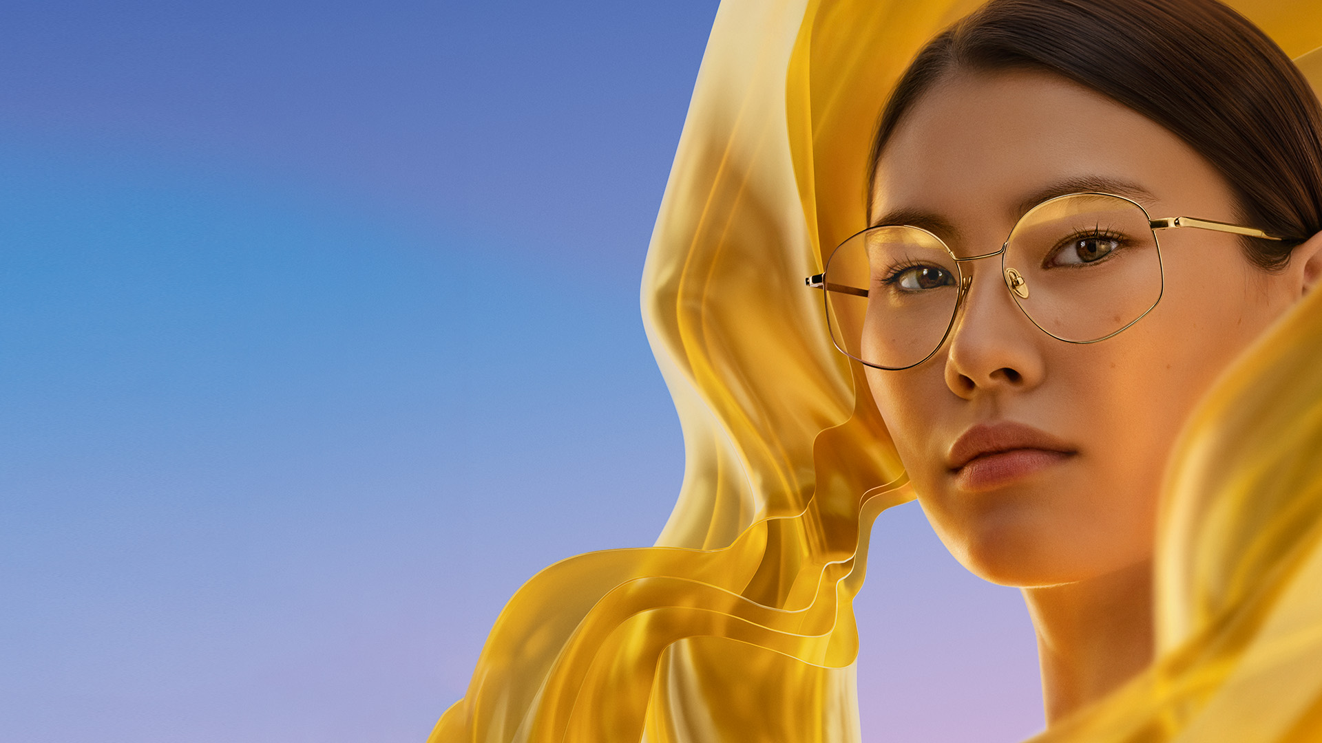 戴著帶有蔡司 DuraVision Gold UV 防反射鏡片鍍膜鏡片的女士，鏡片上呈現出微妙的金色反光。