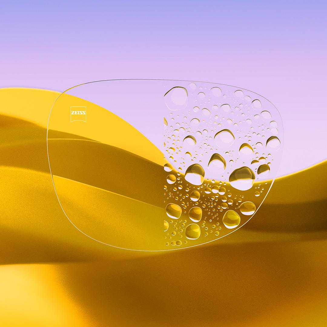 分裂式眼鏡片，一面清晰潔淨，採用蔡司 DuraVision Gold UV 技術，另一面則覆有水滴。