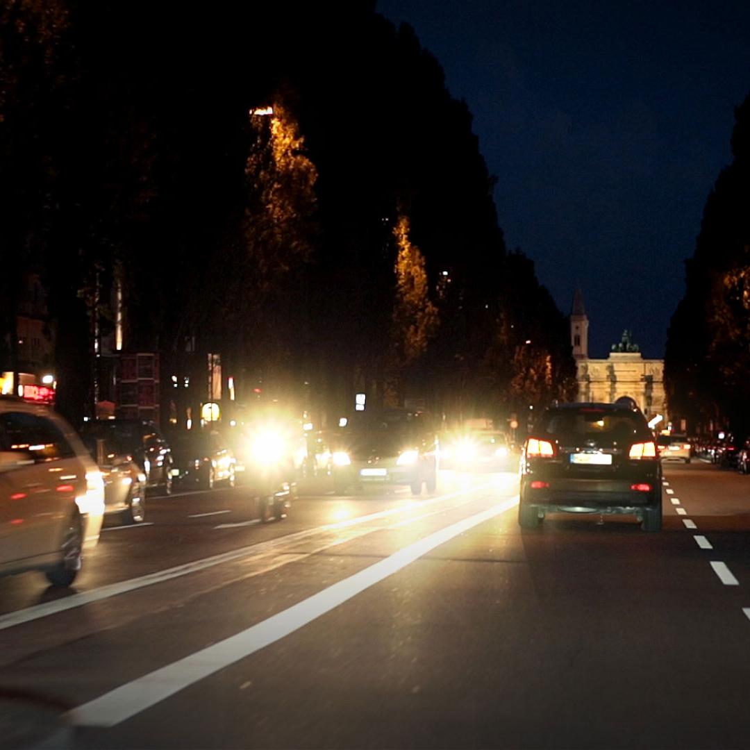 夜間迎面而來的車燈，和潮濕的道路所造成的眩光，令人眼花繚 
