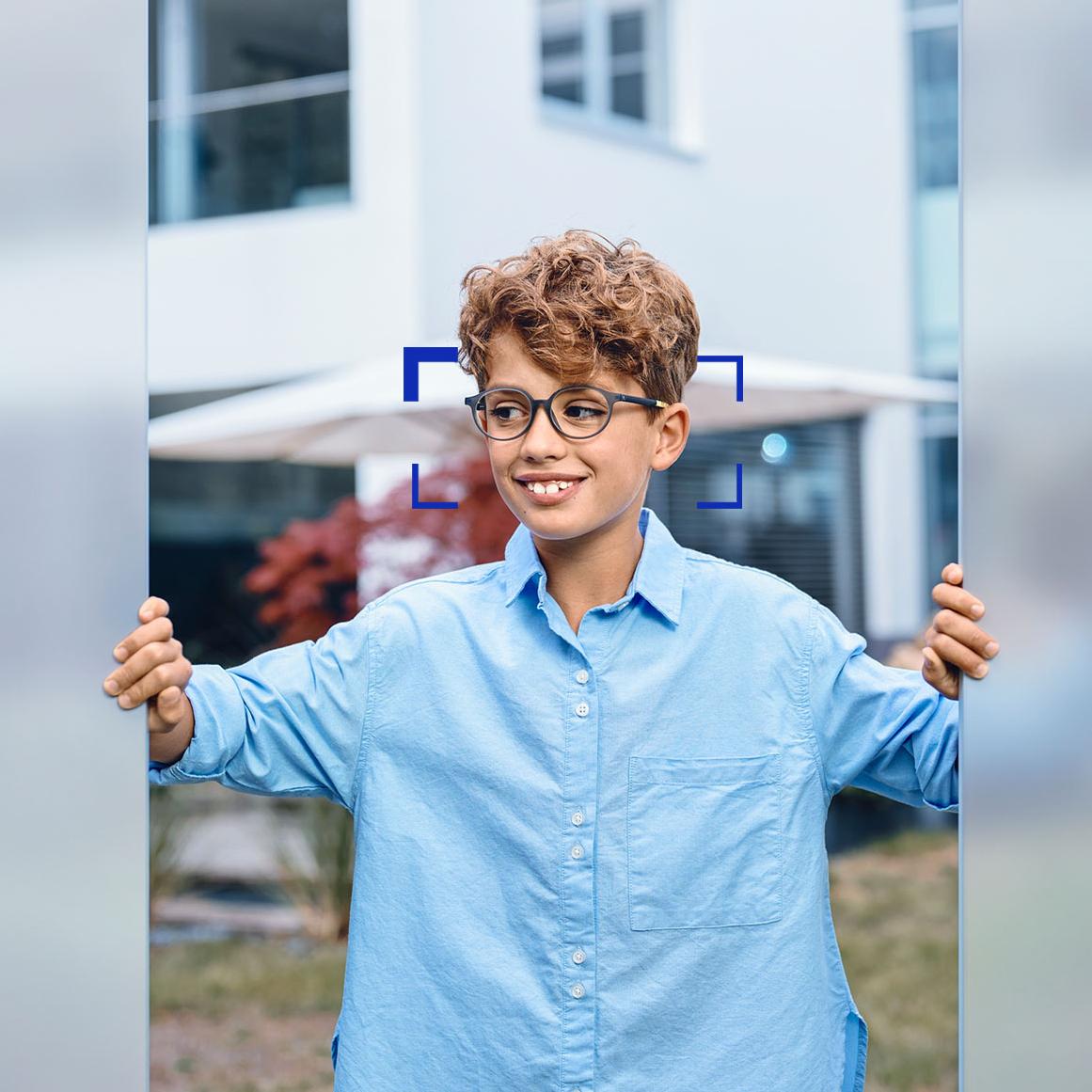 配戴蔡司智銳單光YOUNG鏡片的小男孩