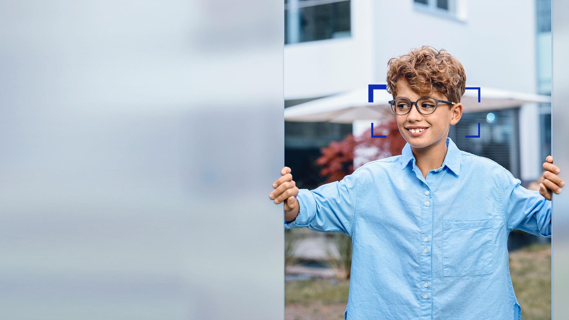 配戴蔡司智銳單光YOUNG鏡片的小男孩