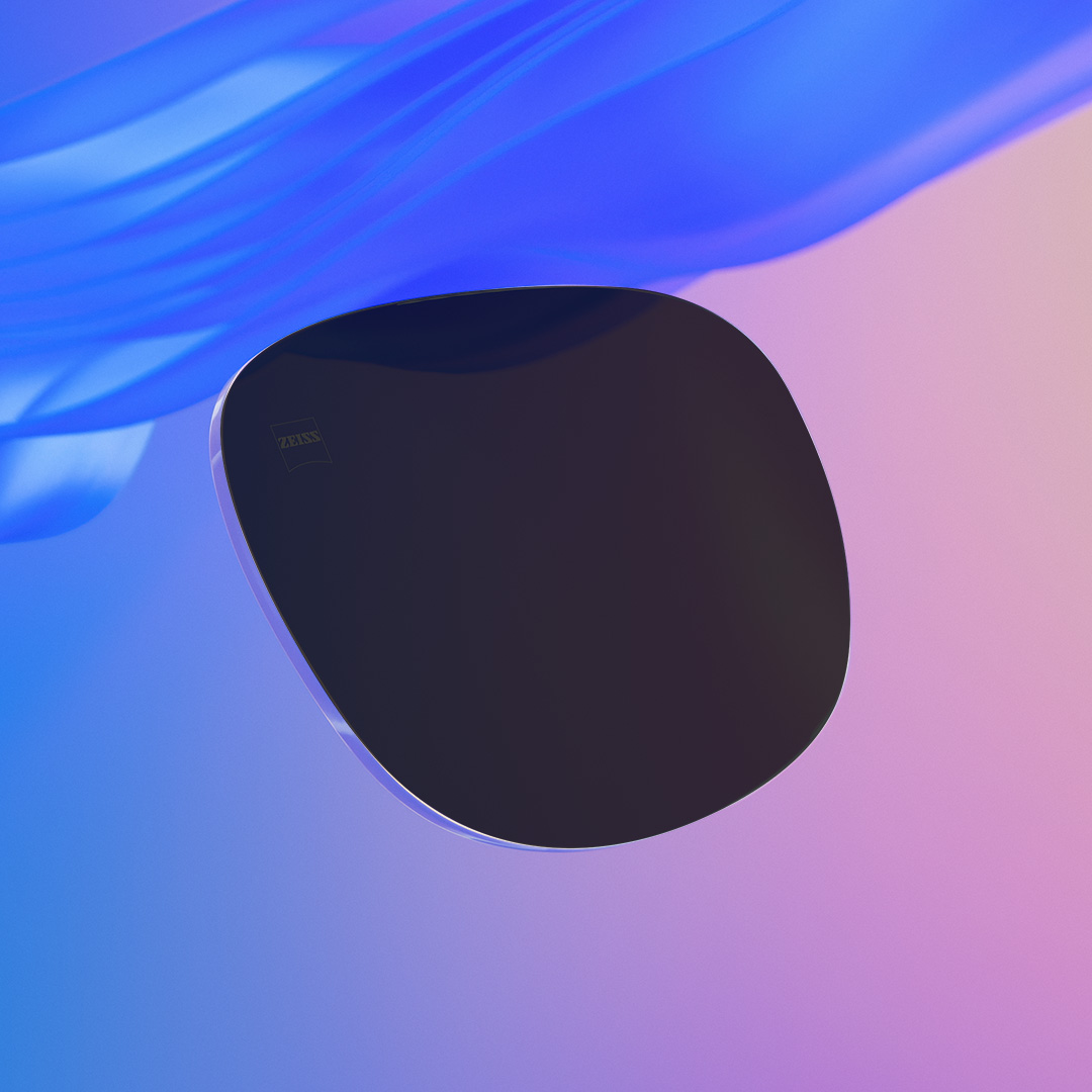 在滑動對比圖中，一半顯示強烈色調的 ZEISS 處方太陽眼鏡鏡片，而另一半顯示相同鏡片但較不強烈的色調。