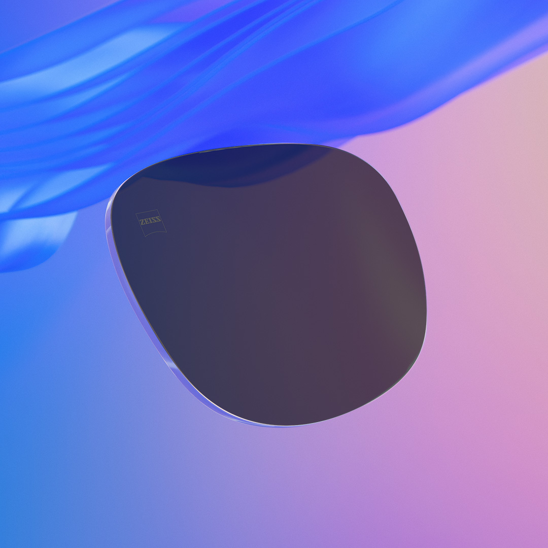 在滑動對比圖中，一半顯示強烈色調的 ZEISS 處方太陽眼鏡鏡片，而另一半顯示相同鏡片但較不強烈的色調。