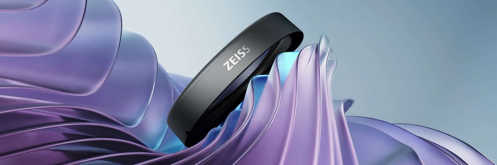 ZEISS Optical Inserts 顯現 ZEISS 商標的側面特寫，適用於 Apple Vision Pro。