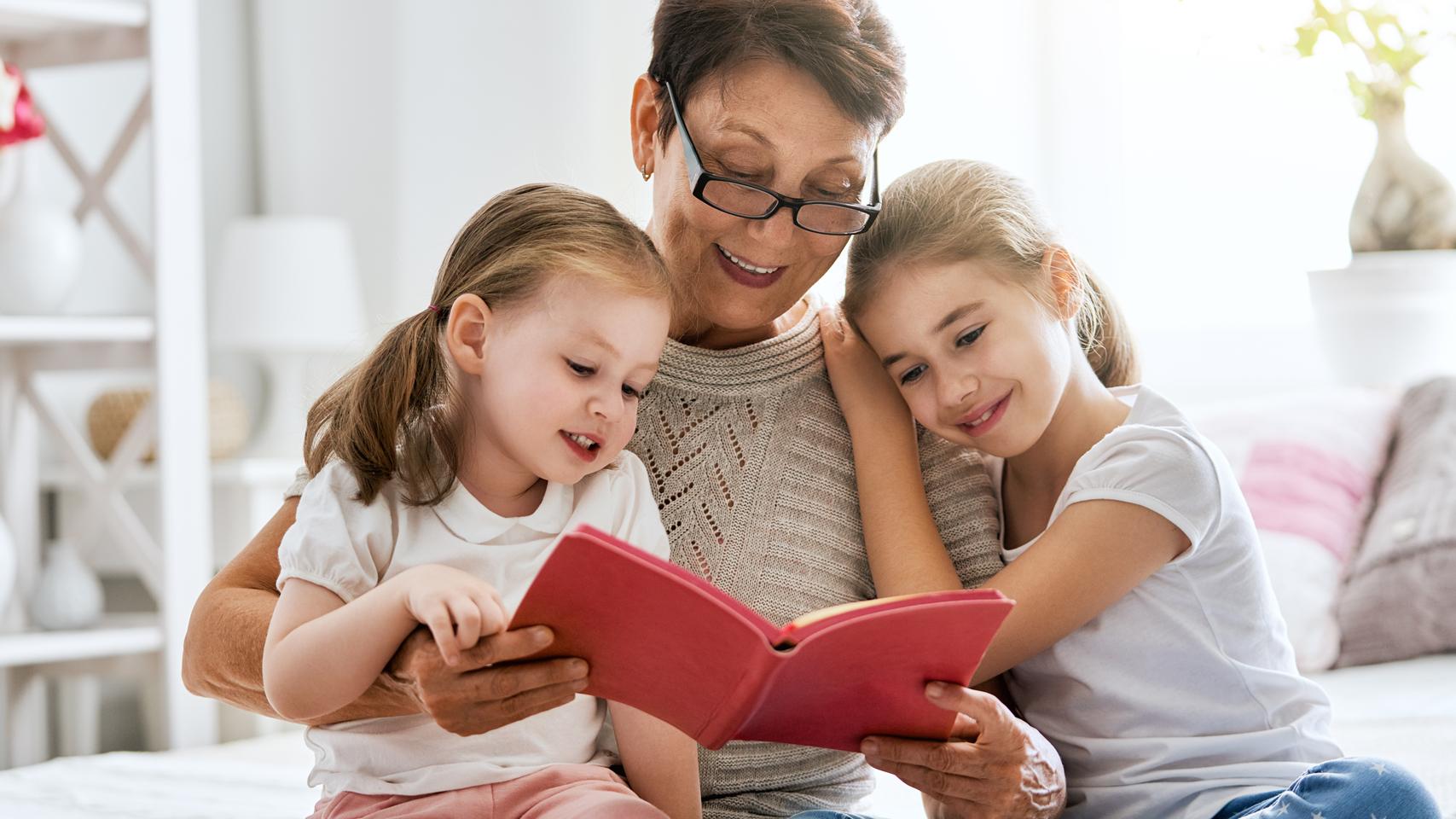 祖母給孫女讀書