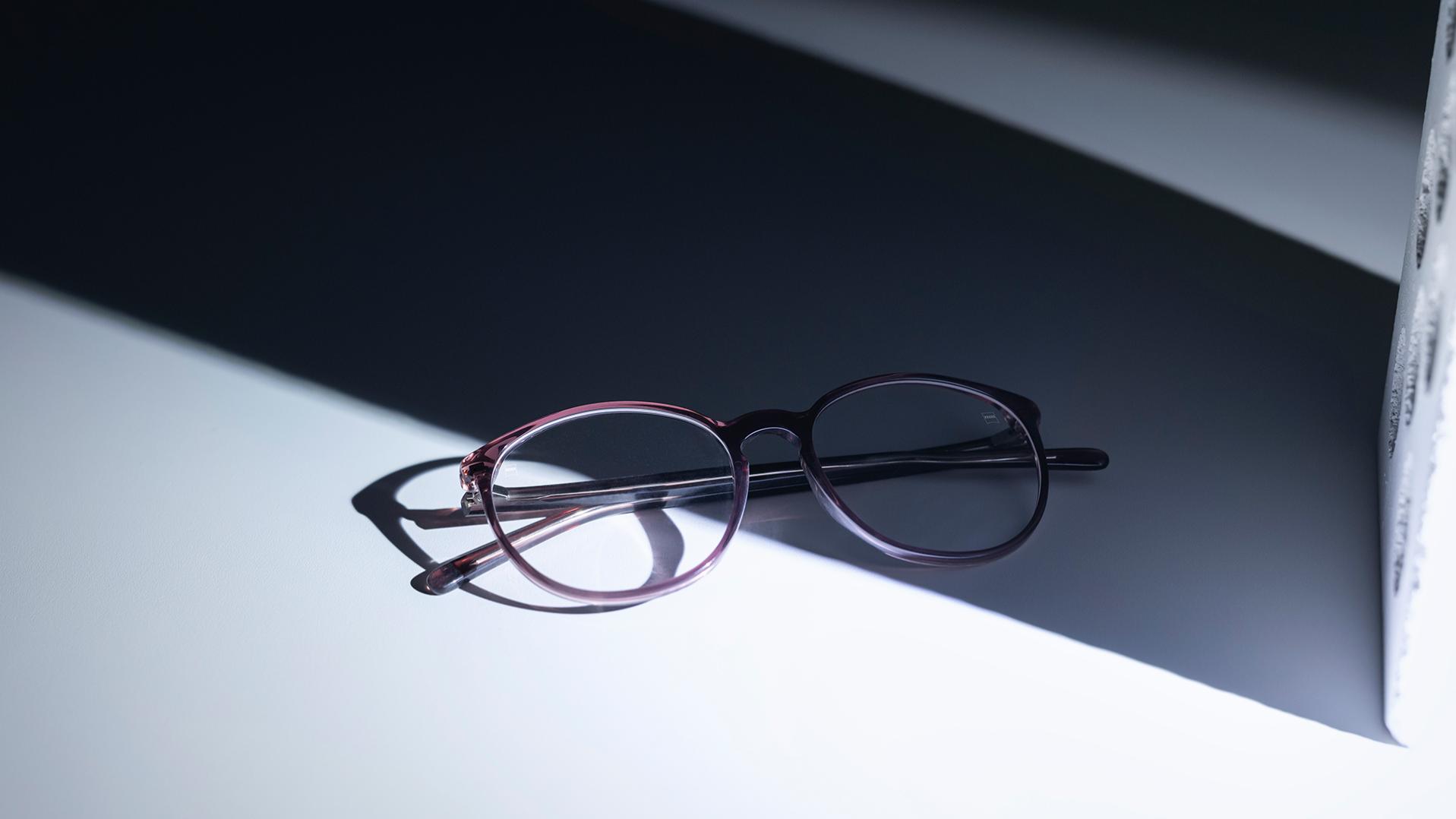 配備蔡司鏡片和 DuraVision® 鍍膜的眼鏡，一半在陰影處，一半在陽光下。