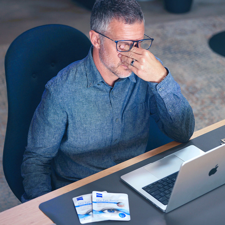 圖片顯示，一名男子的眼睛在工作場所受到刺激。