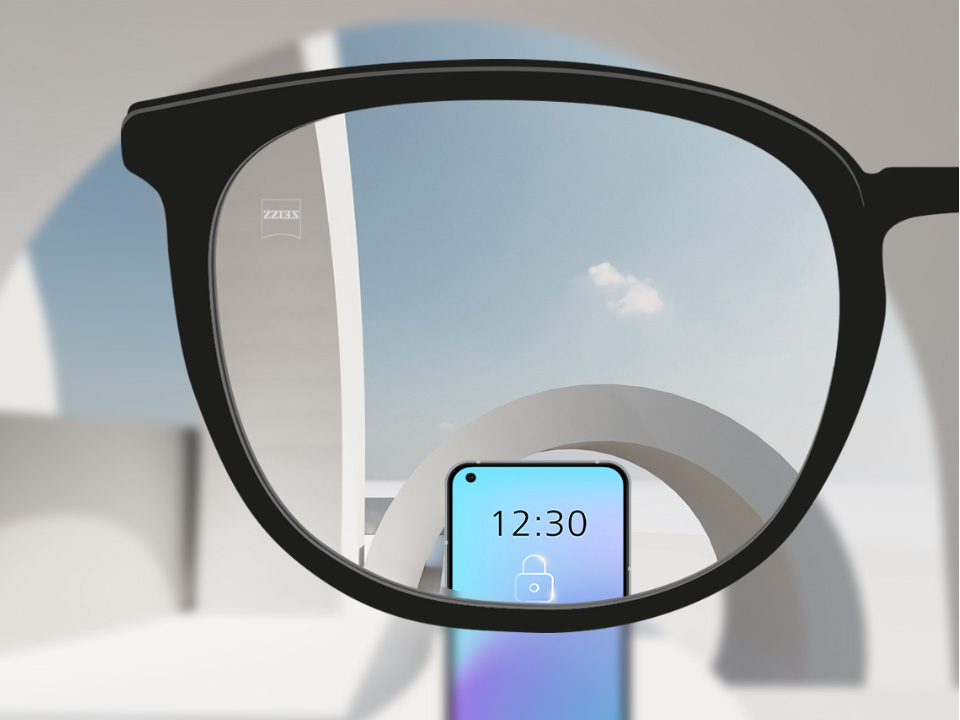 從蔡司 SmartLife 單光鏡片看到的視野：智能手機和鏡片完全清晰。