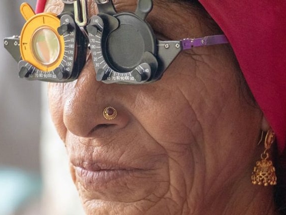年長的女士配戴著屈光眼鏡。
