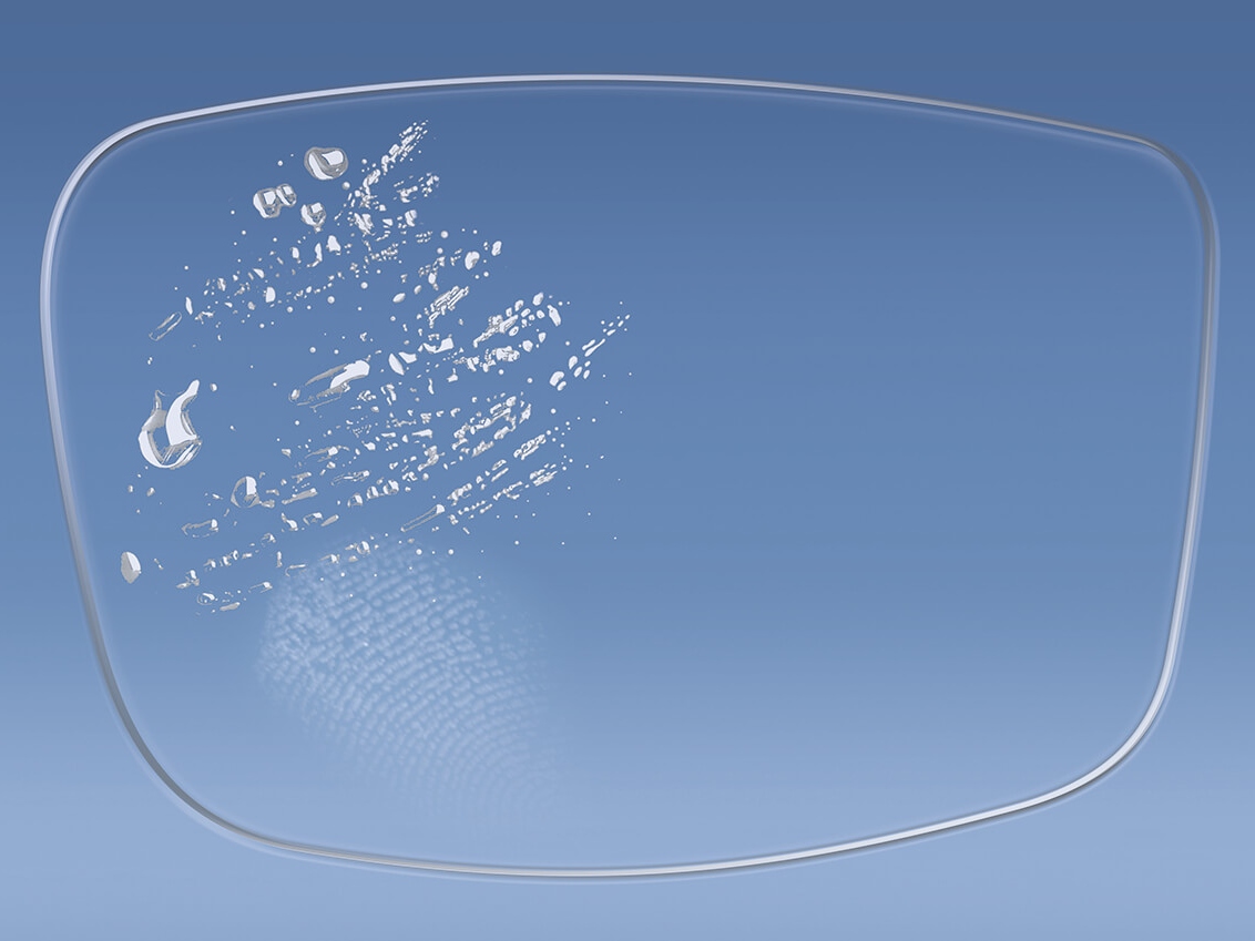 具有和不具有影響表面可清潔性的蔡司鍍膜鏡片的圖示