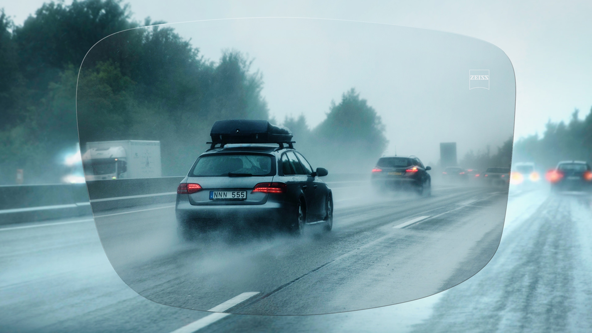 雨天在高速公路上透過蔡司駕車單光鏡片DriveSafe看 