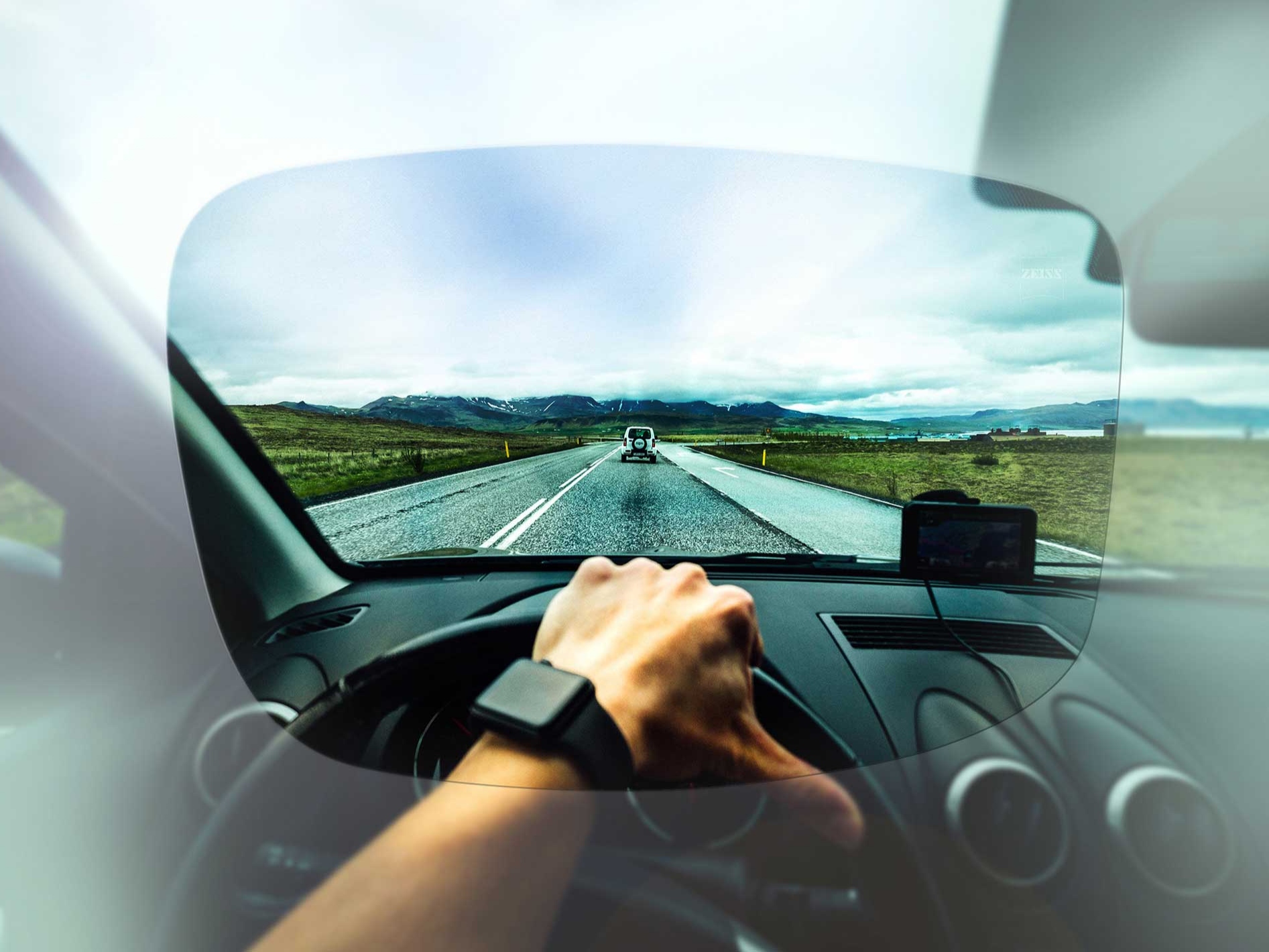 透過Drive系列的蔡司鏡片，從駕駛員的角度清晰地看到街道和風景
